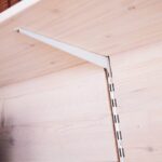 Comment choisir des crémaillères pour étagères assorties à votre décoration