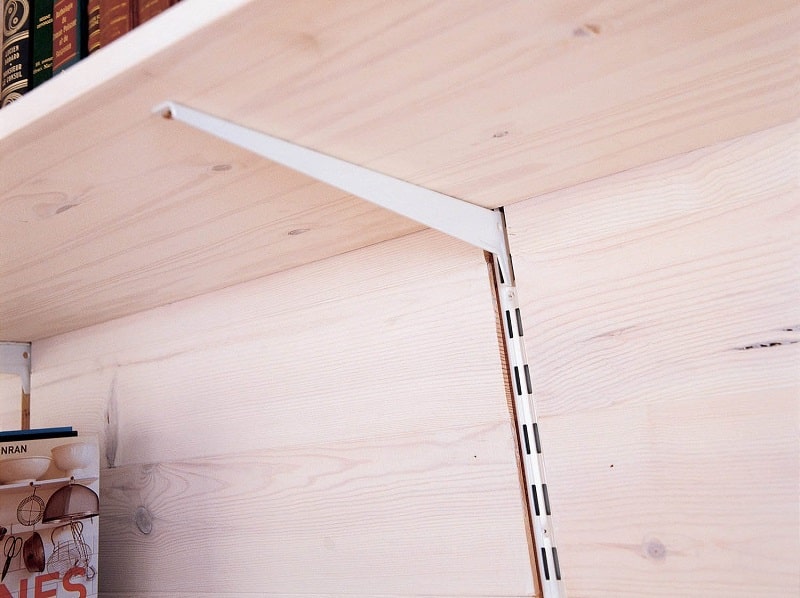 Comment choisir des crémaillères pour étagères assorties à votre décoration