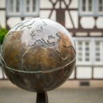 boule qui représente une boule en bronze dans le monde et en Italie