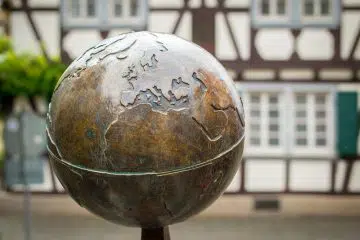 boule qui représente une boule en bronze dans le monde et en Italie