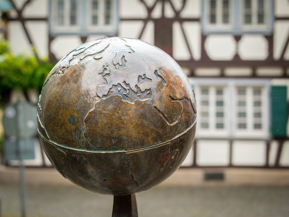 boule qui représente une boule en bronze dans le monde et en Italie