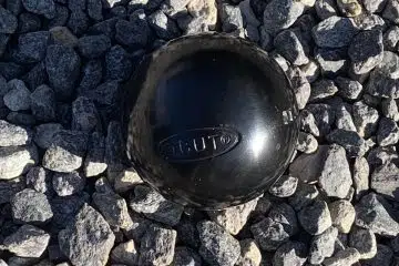 boule noire Obut au soleil