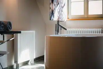 Un radiateur électrique dans l'une des pièces d'une maison