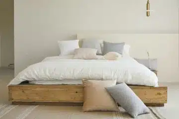 Un lit avec plusieurs oreillers