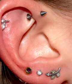 La mode des multiples piercings d'oreille : comment associer vos boucles avec style ?