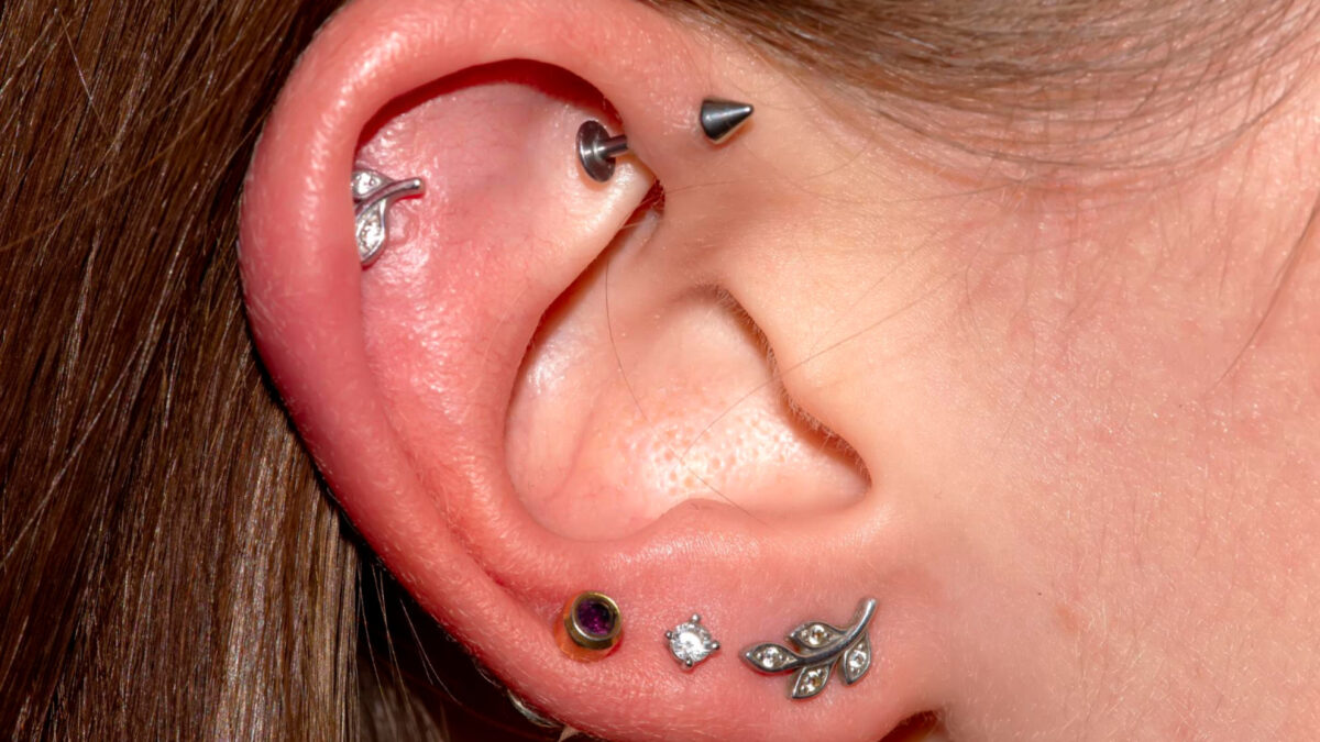 La mode des multiples piercings d'oreille : comment associer vos boucles avec style ?