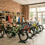 Vue intérieure d'un magasin de vélos électriques en Nouvelle-Aquitaine avec une rangée de vélos exposés