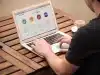 une personne achetant des abonnées TikTok depuis son ordinateur