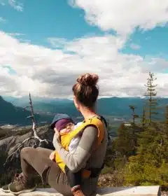 Une femme portant un bébé