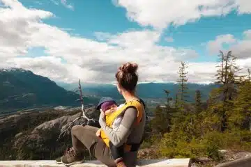 Une femme portant un bébé